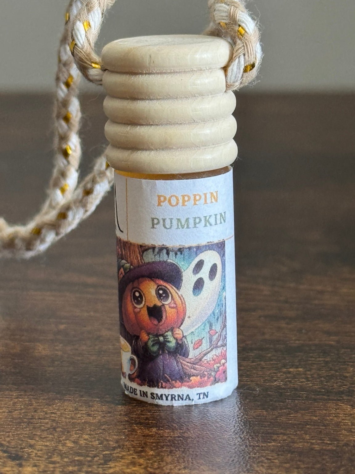 Poppin Pumpkin car air freshener with pumpkin, vanilla and clove aroma | Le Maire
